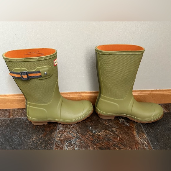 Women’s Hunter olive pea green Sissinghurst short waterproof rain boot. Size 6 - Picture 3 of 13